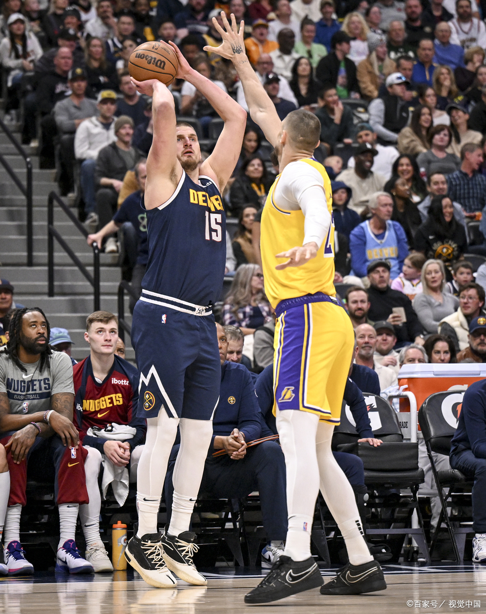 包含NBA季后赛关键时刻再迎强敌；广州队更衣室发声；主帅态度——气氛紧张；训练强度明显提升的词条